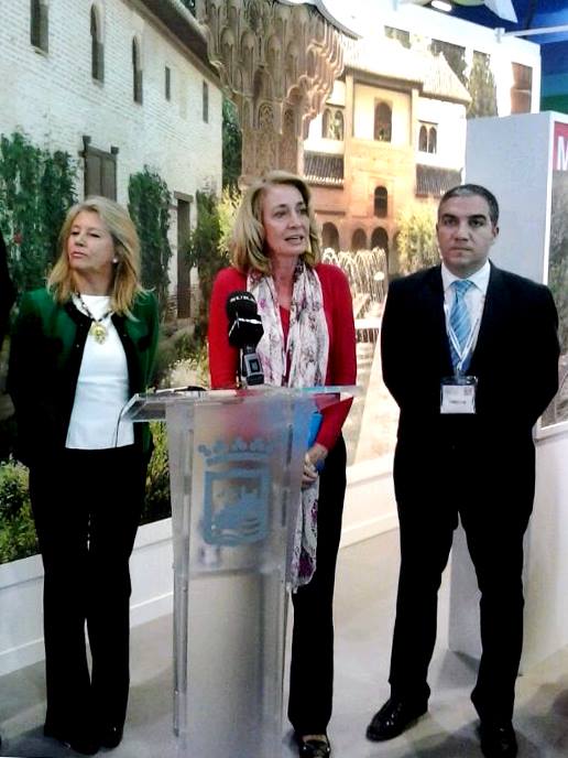 La alcaldesa firma un acuerdo en Londres con una agencia de viajes alemana para incluir a Benalmádena en sus circuitos turísticos