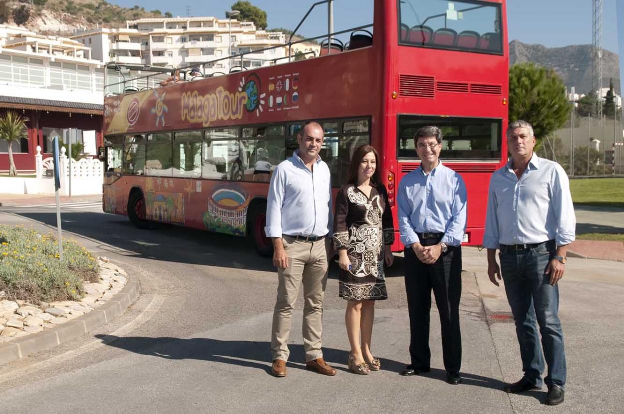 El autobús turístico pone en marcha su nueva ruta para incluir Benalmádena Pueblo en su recorrido