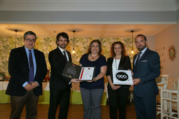Los Concejales Joaquín Villazón y Encarnación Cortés, presentes en la entrega de un distintivo de calidad ISO al complejo turístico Holiday World