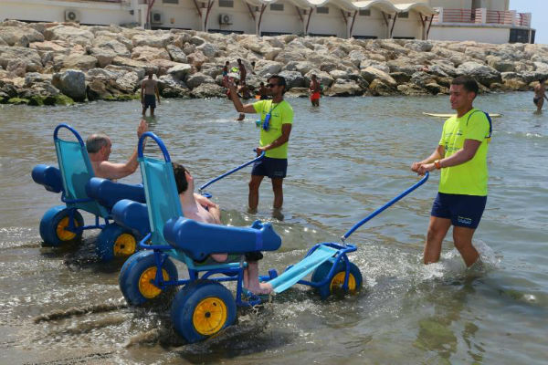 Los usuarios de 'Contamos Contigo, Sin Barreras. Todos a la Playa' disfrutan ya del nuevo material para el baño adaptado en la Playa de Torrebermeja