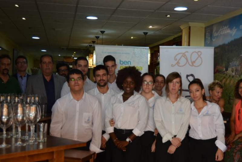 Los alumnos del curso de bar y cafetería realizan un master class sobre elaboración, análisis sensorial y servicios de vinos. 