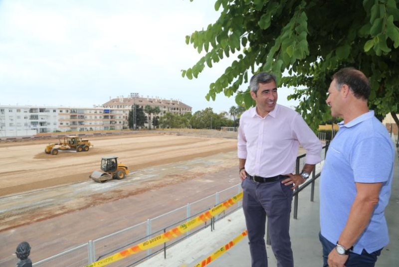LAS OBRAS DE REMODELACIÓN DE LA PISTA DE ATLETISMO Y EL CAMPO DE FÚTBOL DEL POLIDEPORTIVO DE ARROYO DE LA MIEL MARCHAN A BUEN RITMO PARA SU CULMINACIÓN EN DICIEMBRE