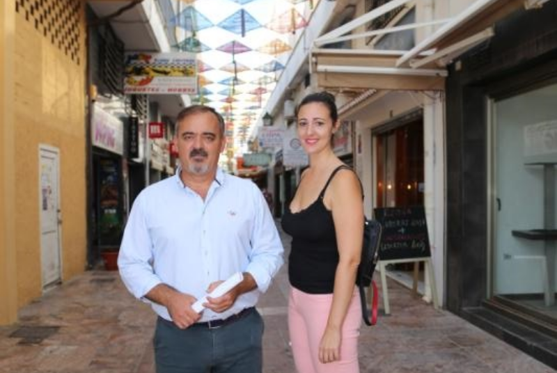 COMIENZA EL ENGALANAMIENTO DE LAS CALLES DEL CENTRO COMERCIAL ABIERTO DE ARROYO DE LA MIEL