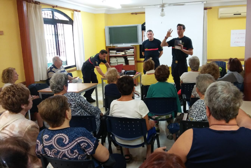 BOMBEROS INICIAN LA XIII SEMANA DE LA PREVENCIÓN DE INCENDIOS CON UNA CHARLA EN EL CENTRO ANICA TORRES