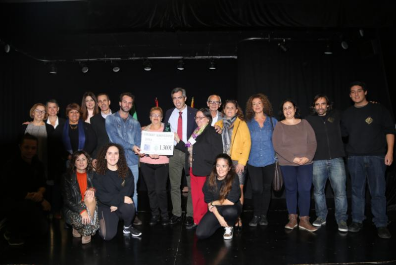 EL GRUPO ALEZEIA TEATRO ENTREGA A LA ASOCIACIÓN DE FIBROMIALGÍA DE BENALMÁDENA LA RECAUDACIÓN DE SU REPRESENTACIÓN BENÉFICA 