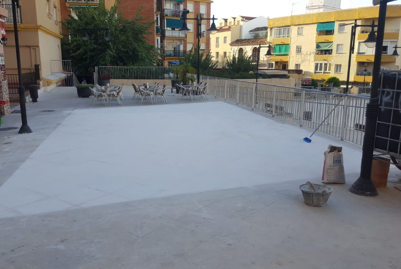 SERVICIOS OPERATIVOS ACOMETEN ACTUACIONES DE MEJORA EN LA PLAZA DE CALLE LAS FLORES