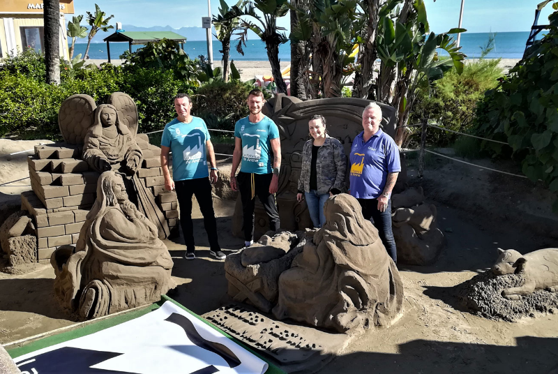 LA CONCEJALA ENCARNACIÓN CORTES ASISTE A LA PRESENTACIÓN DEL BELÉN DE ARENA REALIZADO EN LA PLAYA DE FUENTE DE LA SALUD