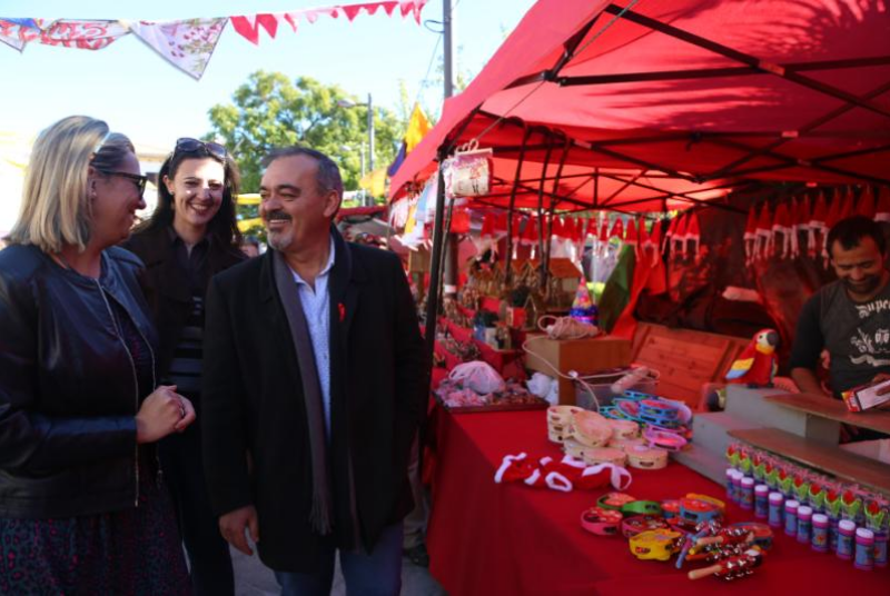 EL MERCADO NAVIDEÑO ABRE SUS PUERTAS EN LA AVENIDA DE LA CONSTITUCIÓN