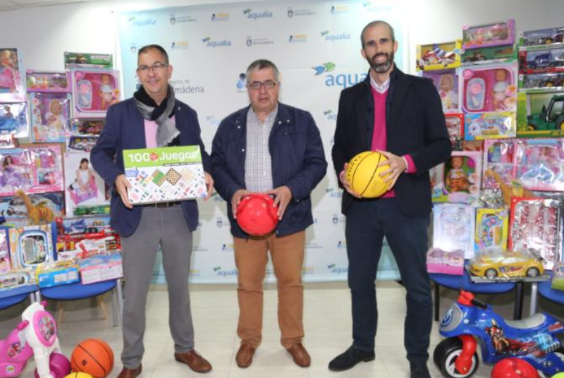 Emabesa dona al Ayuntamiento de Benalmádena más de 100 juguetes para repartir entre las familias más necesitadas.