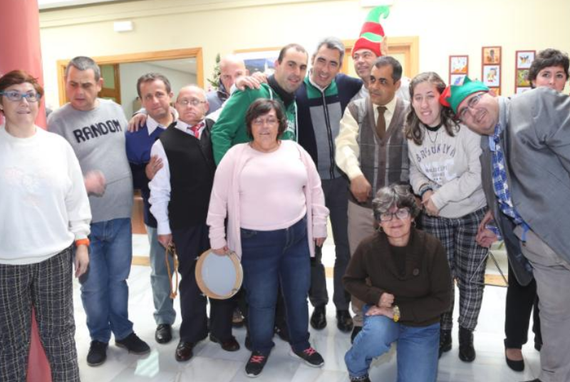 El Alcalde Víctor Navas participa en la fiesta de navidad del Centro Ocupacional.
