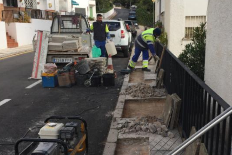 Servicios Operativos continua con su plan de mejoras por barriadas en calle Vencejo.