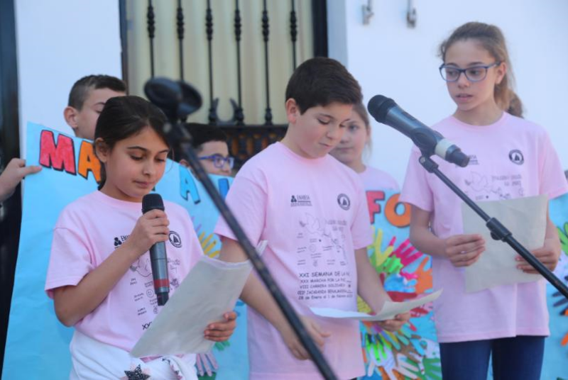 Alumnos, padres y profesores del colegio Jacaranda abarrotan la Plaza de España con motivo de la XXXI Marcha por La Paz.