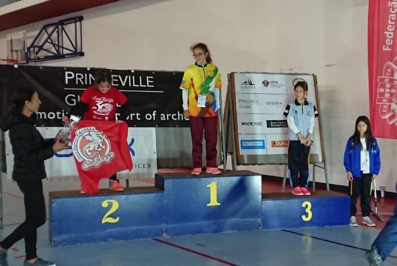 La joven tiradora benalmadense Carla Noemí Ramirez Manicebo, campeona infantil en el torneo internacional de tiro con arco.