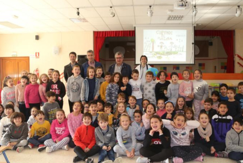 El Ayuntamiento pone en marcha la campaña de educación ambiental en los colegios 'Curemos Al Planeta'.