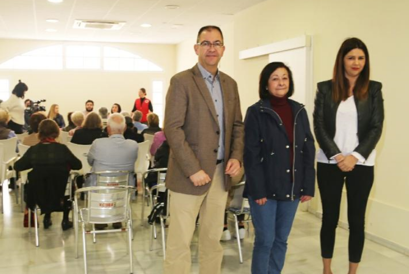 Los concejales Javier Marín e Irene Díaz participan en la charla sobre inmigración organizada por La Cruz Roja.