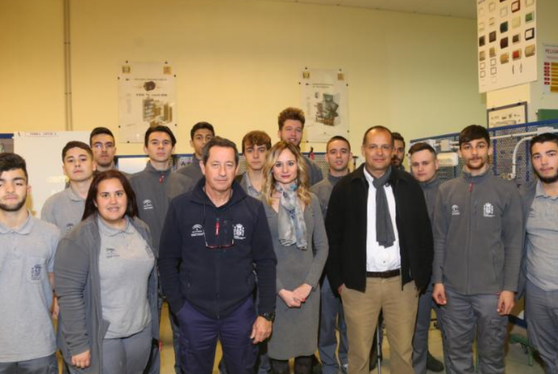 Una quincena de alumnos participan en la escuela-taller 'Senderos y servicios: electricidad'.