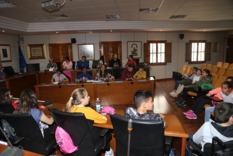 Alumnos del Colegio de La Paloma culminan su proyecto sobre el desarrollo sostenible con un Pleno infantil con la participación del alcalde y concejales.