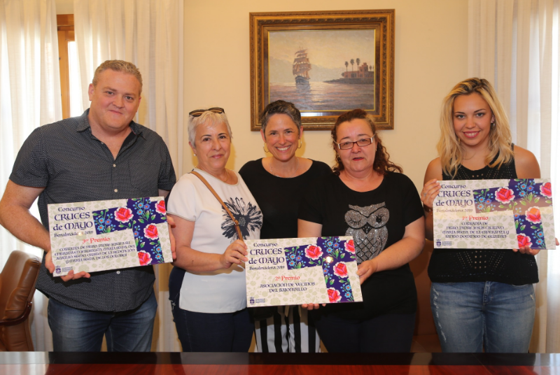 LA CONCEJALA ANA SCHERMAN ENTREGA LOS PREMIOS DEL CONCURSO DE CRUCES DE MAYO 2019