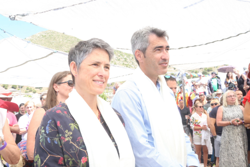 EL ALCALDE Y LA CONCEJALA ANA SCHERMAN ASISTEN A UNA CONFERENCIA EN LA ESTUPA BUDISTA DE ILUMINACIÓN DE BENALMÁDENA