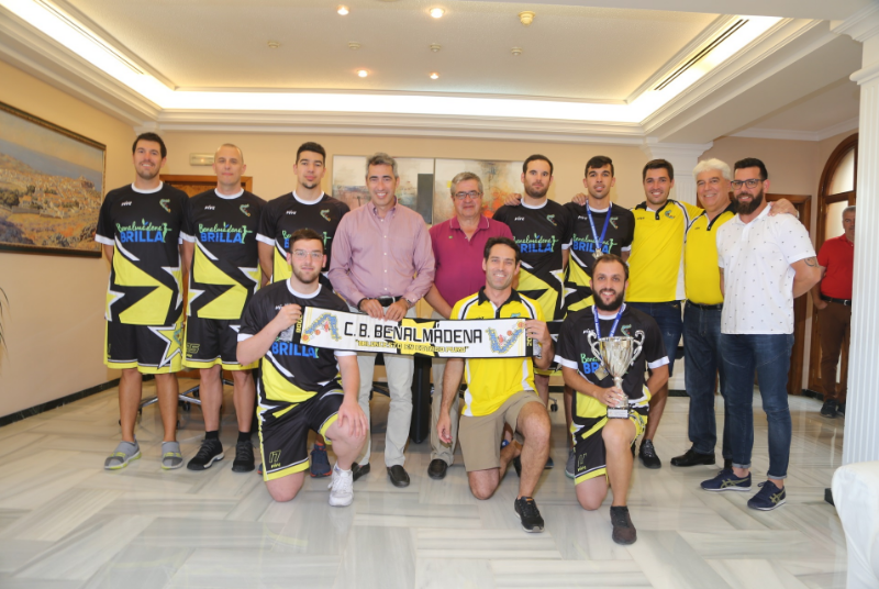 EL ALCALDE DE BENALMÁDENA Y EL CONCEJAL DE DEPORTES RECIBEN A LOS JUGADORES DEL CLUB BASQUET BENALMÁDENA TRAS SU VICTORIA EN EL CAMPEONATO PROVINCIAL SENIOR MASCULINO 18/19