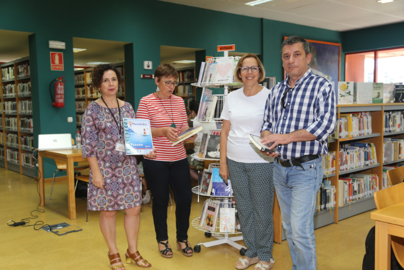 LA CONCEJALA ELENA GALÁN PRESENTA LAS NOVEDADES DE LA BIBLIOTECA DE ARROYO DE LA MIEL PARA ESTE VERANO