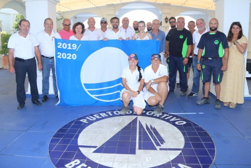 EL ALCALDE VÍCTOR NAVAS Y LA CONCEJALA ENCARNACIÓN CORTÉS IZAN LAS BANDERAS AZULES EN EL LITORAL DE BENALMÁDENA