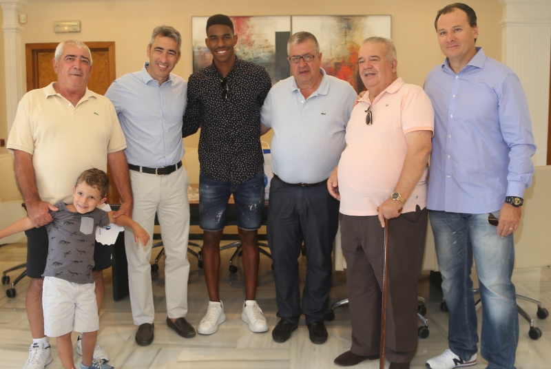 EL ALCALDE VÍCTOR NAVAS Y EL CONCEJAL JOAQUÍN VILLAZÓN RECIBEN AL JUGADOR JUNIOR FIRPO, CAMPEÓN DE LA EUROCOPA SUB-21 CON LA SELECCIÓN ESPAÑOLA 