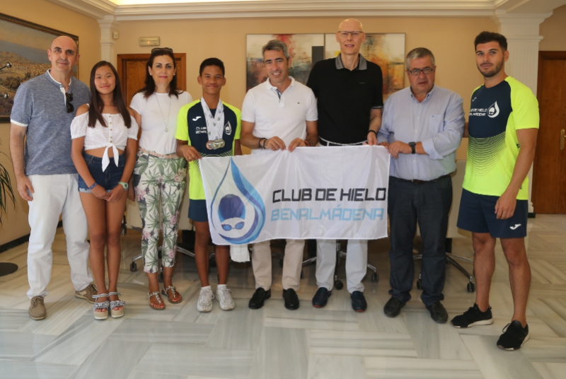 EL ALCALDE VÍCTOR NAVAS Y EL CONCEJAL JOAQUÍN VILLAZÓN RECIBEN A MARIO MONTES GONZÁLEZ TRAS SU ESPECTACULAR PARTICIPACIÓN EN EL CAMPEONATO DE ANDALUCÍA DE NATACIÓN