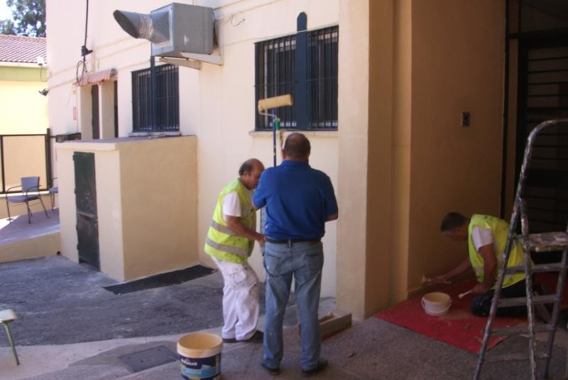 SERVICIOS OPERATIVOS ACOMETEN TRABAJOS DE MANTENIMIENTO Y MEJORA EN EL COLEGIO MIGUEL HERNÁNDEZ