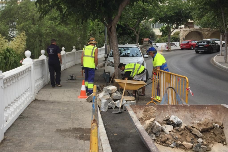 SERVICIOS OPERATIVOS REALIZAN TRABAJOS DE MEJORA EN LA AVENIDA CIUDAD DE MELILLA