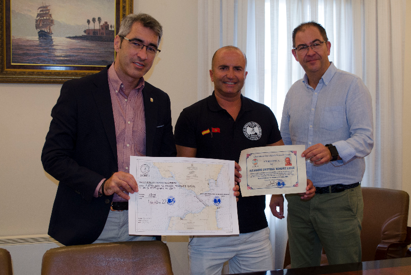 EL ALCALDE VÍCTOR NAVAS Y EL CONCEJAL JAVIER MARÍN RECIBEN A CRISTÓBAL MÁRQUEZ TRAS REALIZAR CON ÉXITO SU TRAVESÍA A NADO DEL ESTRECHO DE GIBRALTAR