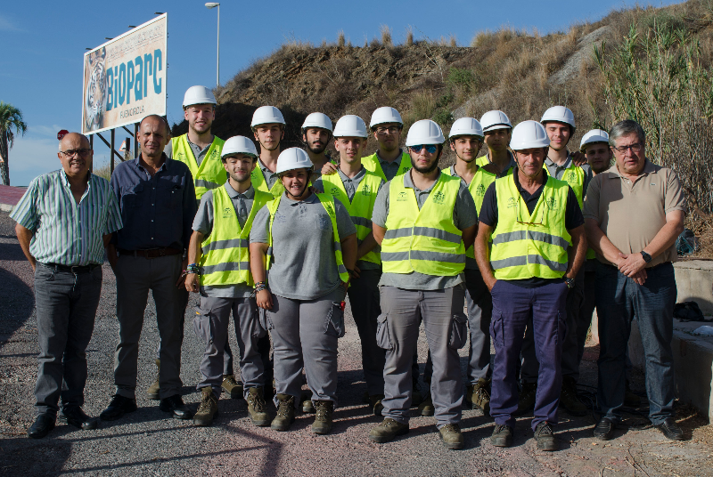 ALUMNOS DE LA ESCUELA-TALLER DE ELECTRICIDAD INSTALAN NUEVAS LUMINARIAS LED EN CALLE BRÚJULA