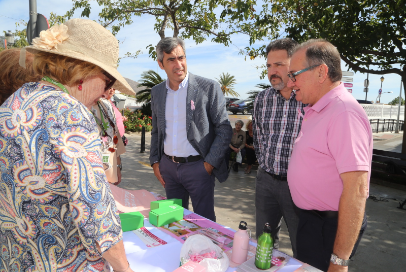 ALCALDE Y CONCEJALES VISITAN LA MESA INFORMATIVA DE LA AECC CON MOTIVO DEL DÍA MUNDIAL DEL CÁNCER DE MAMA