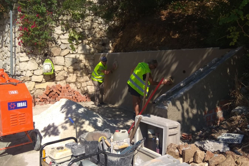  SERVICIOS OPERATIVOS REALIZAN TRABAJOS DE MEJORA EN CAMINO DE LA CANTERA