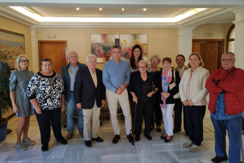 EL ALCALDE VÍCTOR NAVAS Y LA CONCEJALA IRENE DÍAZ MANTIENEN UN ENCUENTRO CON LA NUEVA JUNTA DIRECTIVA DEL CENTRO SILVESTRE GONZÁLEZ