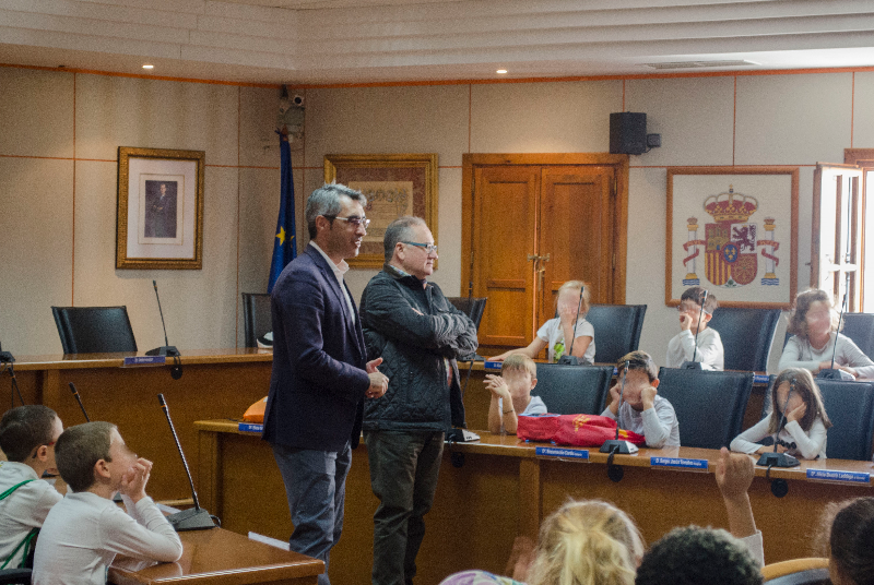 EL ALCALDE RECIBE A UN GRUPO DE ALUMNOS DE PRIMARIA DEL CEIP LA PALOMA