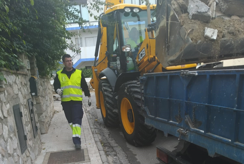 SERVICIOS OPERATIVOS REALIZAN LABORES DE MEJORA EN LA URBANIZACIÓN SOLYMAR