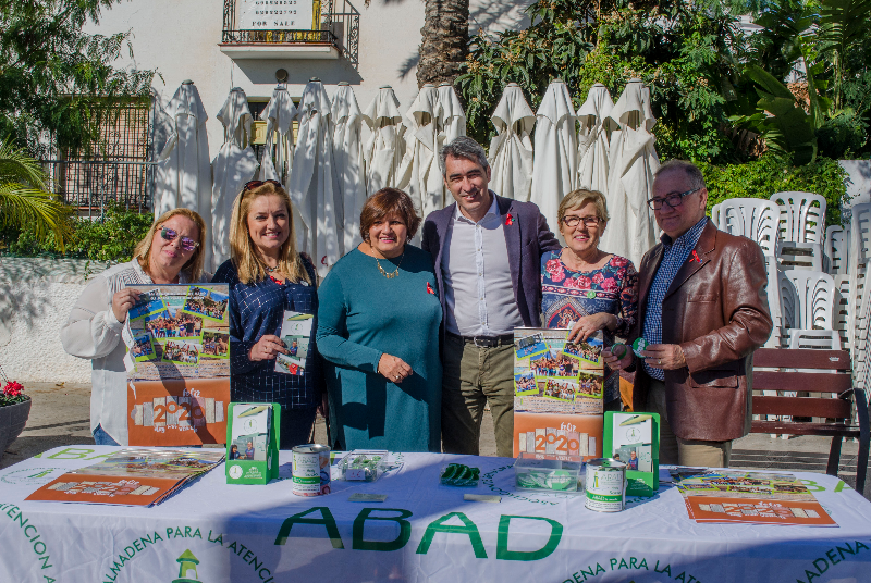EL ALCALDE VÍCTOR NAVAS Y LAS CONCEJALAS ALICIA LADDAGA Y PILAR RAMÍREZ VISITAN LAS MESAS INFORMATIVAS DE ABAD