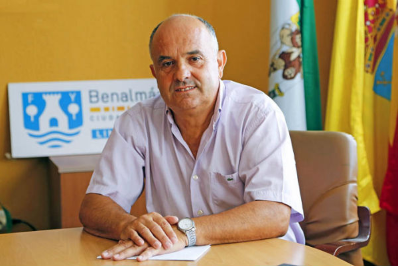 SERVICIOS OPERATIVOS CONTINÚAN CON EL ARREGLO Y MANTENIMIENTO DEL ACERADO DEL MUNICIPIO