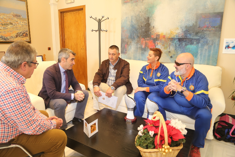 El Alcalde recibe a Cristóbal Reyes Ramos, subcampeón de España de tiro olímpico adaptado.