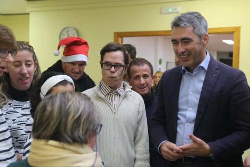 EL ALCALDE Y LA CONCEJALA DE EDUCACIÓN PARTICIPAN EN LA FIESTA DE NAVIDAD DEL CENTRO OCUPACIONAL MUNICIPAL