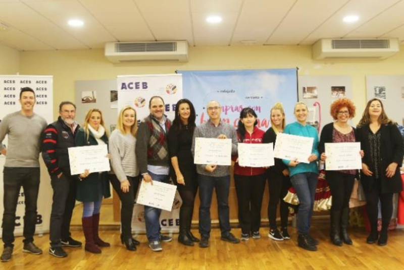 LA CONCEJALA DE FESTEJOS Y LA PRESIDENTA DE LA ACEB ENTREGAN LOS PREMIOS DEL SORTEO ‘GANA UN ESCAPARATE’ Y DE LOS CONCURSOS DE DECORACIÓN DE NAVIDAD