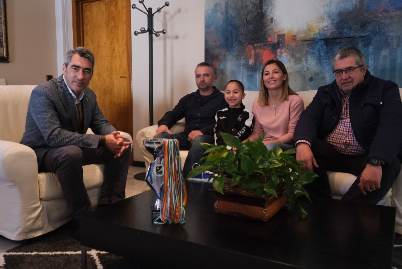 EL ALCALDE Y EL CONCEJAL DE DEPORTES RECIBEN A ORNELLA ROCHA PEPERMANS, SUBCAMPEONA DE ESPAÑA DE KÁRATE