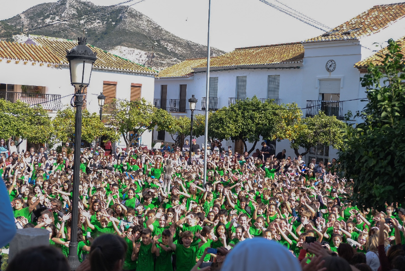 ALUMNOS, PADRES Y PROFESORES DEL COLEGIO JACARANDA ABARROTAN LA PLAZA DE ESPAÑA CON MOTIVO DE LA XXXII MARCHA POR LA PAZ