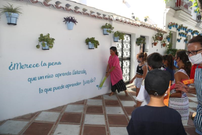 LA CONCEJALA ELENA GALÁN PARTICIPA JUNTO A ESCOLARES EN UNA RUTA POR LOS MURALES REALIZADOS EN EL PUEBLO CON MOTIVO DEL CENTENARIO DEL ESCRITOR GIANNI RODARI