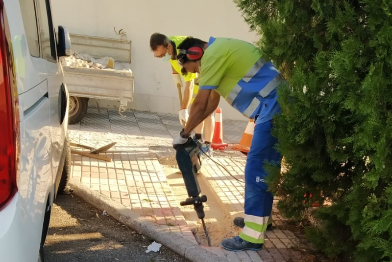  SERVICIOS OPERATIVOS ACOMETEN MEJORAS DE ALUMBRADO EN CALLE HERMANO FRANCISCO