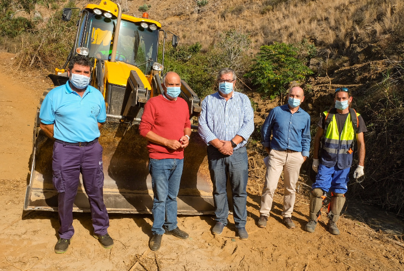 SERVICIOS OPERATIVOS Y MEDIO AMBIENTE ACOMETEN LA LIMPIEZA DEL CAUCE DEL ARROYO DEL PANTANO