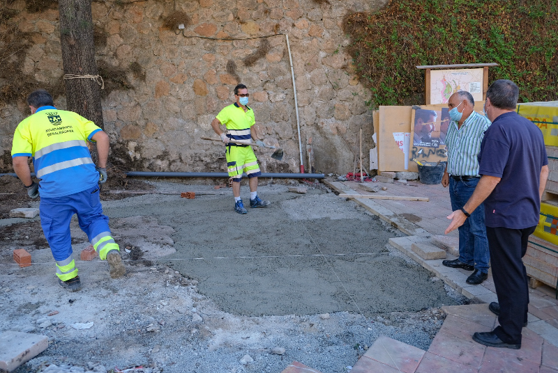 SERVICIOS OPERATIVOS ACOMETEN MEJORAS EN EL ENTORNO DEL ASCENSOR DE BENALMÁDENA PUEBLO