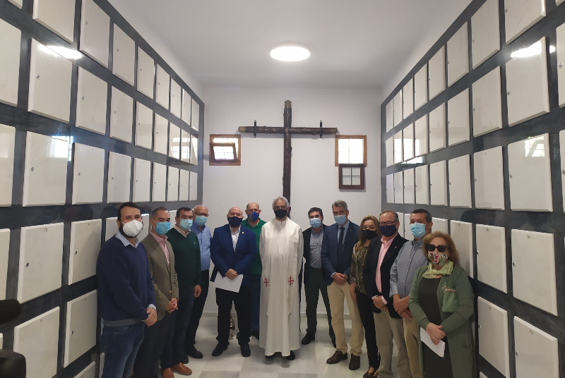 EL ALCALDE VÍCTOR NAVAS Y LOS CONCEJALES PILAR RAMÍREZ Y JUAN CARRILLO ASISTEN A LA BENDICIÓN DEL COLUMBARIO DE LA ERMITA DE LA VIRGEN DE LA CRUZ