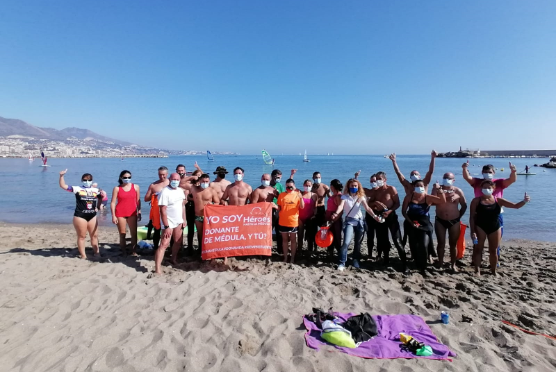 MÁS DE 40 BENALMADENSES PARTICIPAN EN UNA TRAVESÍA A NADO PARA CONCIENCIAR SOBRE LA DONACIÓN DE MÉDULA